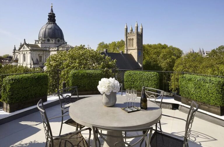 Artificial Buxus Hedge on Balcony